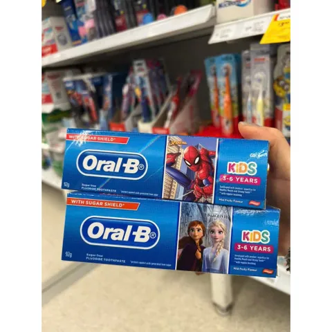 Kem đánh răng Oral-B Kids vị dâu an toàn cho trẻ em - Hình hoạt hình Elsa và Lightning McQueen, không cay, ngừa sâu răng hiệu quả