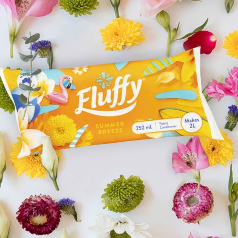 Nước xả vải Fluffy Úc 250ml - Mềm mại, thơm lâu và giữ màu cho mọi loại vải, chất lượng cao và tiện lợi cho tủ quần áo và xe hơi.