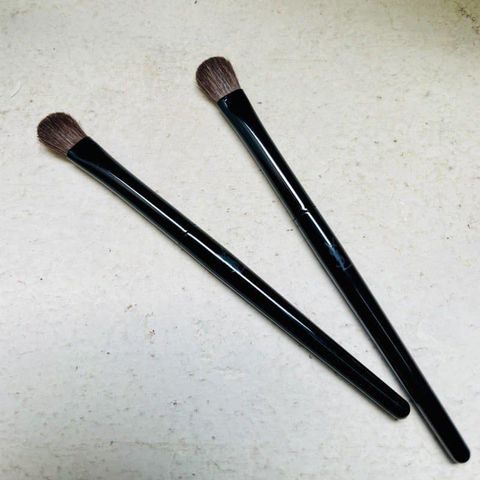 Cọ trang điểm YSL cao cấp - Tán nền mịn, sang trọng, chất lượng Pháp cho vẻ đẹp hoàn hảo, dễ dàng sử dụng, phù hợp mọi làn da.