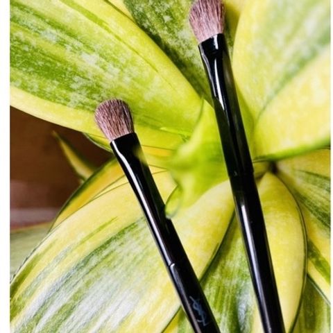 Cọ trang điểm YSL cao cấp - Tán nền mịn, sang trọng, chất lượng Pháp cho vẻ đẹp hoàn hảo, dễ dàng sử dụng, phù hợp mọi làn da.