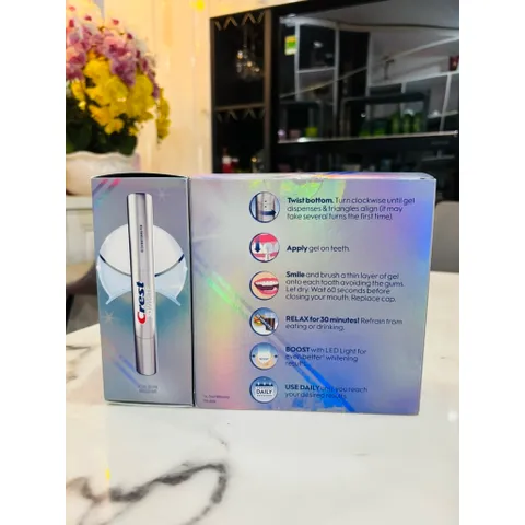 Bộ làm trắng răng Crest 3D White Pen + Light - Giải pháp tẩy trắng răng tại nhà với đèn LED, hiệu quả tức thì, dễ sử dụng.