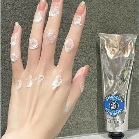 Kem Dưỡng Tay L'Occitane 150ml - Dưỡng Ẩm Sâu, Mềm Mịn Da Tay, Chiết Xuất Thiên Nhiên, Sản Phẩm Mỹ Phẩm Pháp