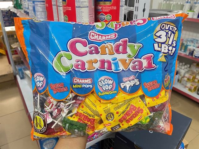 Kẹo Mút Charms Candy Carnival 5lbs (1.57kg) - Đa Dạng Vị Ngọt Ngào, Đồ Ăn Vặt Thú Vị Cho Tiệc Tùng và Chia Sẻ