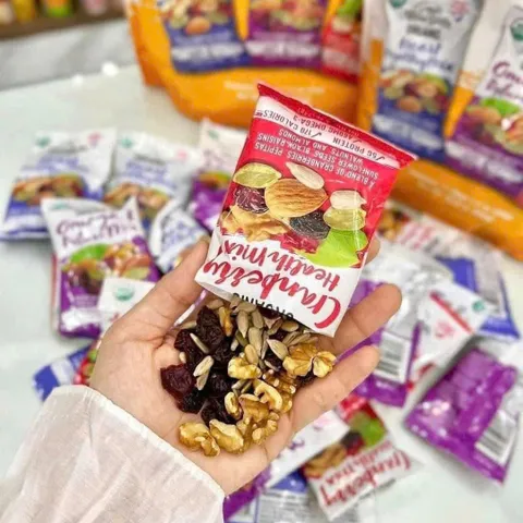 Hạt Mix Trái Cây Sấy Hữu Cơ Nature's Garden - Snack Packs 816g (24 Gói Nhỏ) - Thơm Ngon, Bổ Dưỡng, Lành Mạnh