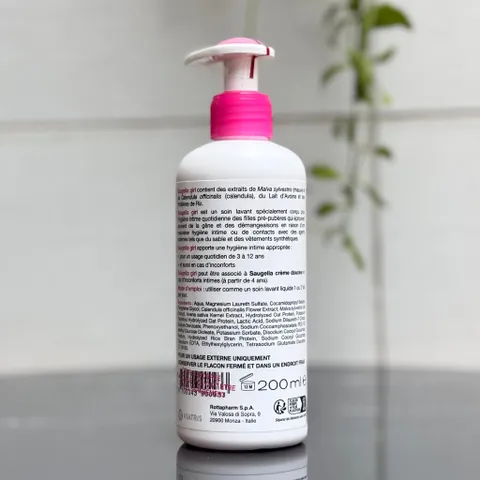 Dung Dịch Vệ Sinh Bé Gái Saugella Girl 200ml - An Toàn, Dịu Nhẹ, Bảo Vệ Vùng Kín Hằng Ngày Cho Bé Từ 3-12 Tuổi