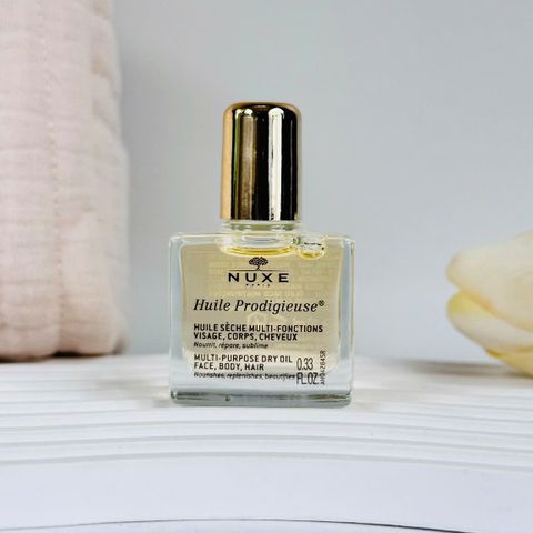 Dầu khô đa năng Nuxe Huile Prodigieuse 10ml - Dưỡng ẩm và làm mềm da tóc, phù hợp cho du lịch, với hương thơm quyến rũ từ thiên nhiên.