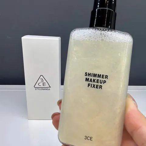 Xịt Khóa Nền 3CE Stylenanda Shimmer Makeup Fixer 95ml - Giữ lớp trang điểm bền lâu, tạo hiệu ứng bóng nhẹ, hoàn hảo cho mọi loại da.