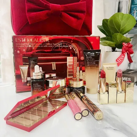 Set Vali Estee Lauder Holiday Blockbuster 2024 – Bộ 12 Món Dưỡng Da và Trang Điểm Cao Cấp, Quà Tặng Lễ Hội Tuyệt Vời