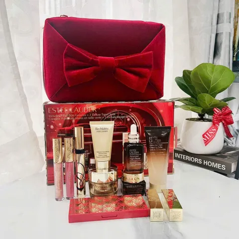 Set Vali Estee Lauder Holiday Blockbuster 2024 – Bộ 12 Món Dưỡng Da và Trang Điểm Cao Cấp, Quà Tặng Lễ Hội Tuyệt Vời