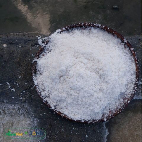Muối bọt Sahu được làm từ 100% muối biển sạch tự nhiên làm theo phương pháp truyền thống