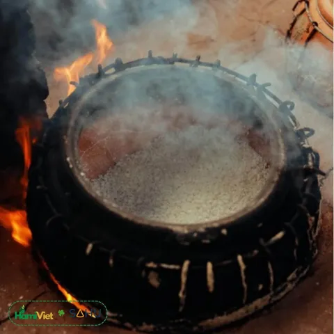 Nước cốt muối Sahu được thu hoạch trên đồng muối truyền thống Sa Huỳnh nhiều khoáng chất tự nhiên