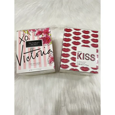 Nước hoa Victoria's Secret XO 50ml & Just A Kiss 50ml - Hương hoa cỏ quyến rũ, tinh tế, phong cách lôi cuốn cho phái đẹp.