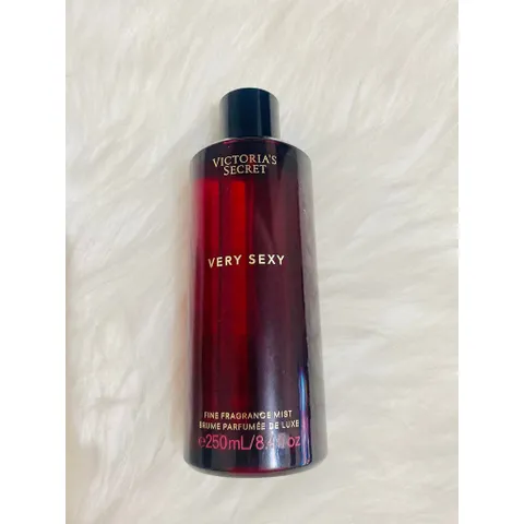 Xịt thơm Victoria’s Secret Very Sexy Night 250ml - Hương hoa lan, vani, quýt & quả mâm xôi quyến rũ, lưu hương lâu 8-10 tiếng
