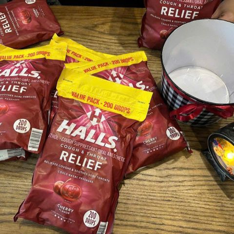 HALLS Relief Kẹo Ngậm Vị Cherry 800g - Giảm Khó Chịu Cổ Họng, Mát Lạnh, Tiện Lợi Dùng Hằng Ngày