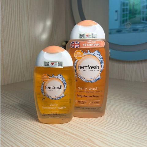 Dung Dịch Vệ Sinh Phụ Nữ Femfresh Daily Wash 250ml - Kháng Khuẩn, Làm Sạch, Khử Mùi, Hương Thơm Mát, Nhập Khẩu Chính Ngạch Từ Anh