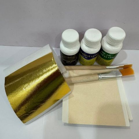 Combo dát vàng trải nghiệm gốc PU gồm 50 lá vàng B Gold kèm đủ keo, phủ, chổi dùng dát vàng trên gỗ, kim loại, nhựa, ...