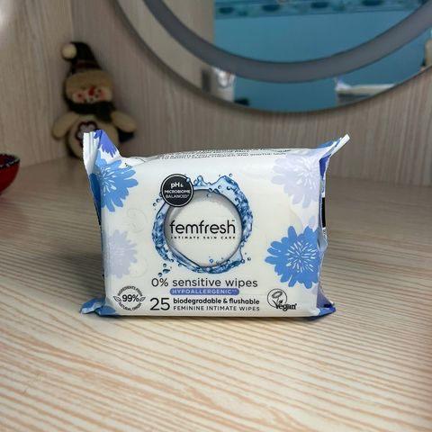 Khăn ướt vệ sinh vùng kín cao cấp Femfresh 0% Sensitive - An toàn cho da nhạy cảm, hỗ trợ kháng khuẩn, 25 tờ nhập khẩu chính ngạch