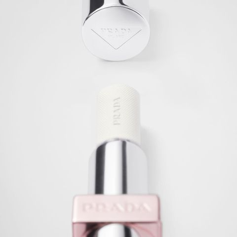 Son Dưỡng Prada Light Glowing Lip Oil Stick U014 White - Dưỡng ẩm, Độ bóng tự nhiên, Thiết kế sang trọng - Đặc biệt dành cho tín đồ làm đẹp