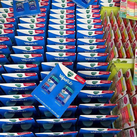 Dầu Bôi Ấm Ngực VICKS VapoRub 100g - Giảm Ho, Nghẹt Mũi, Cảm Lạnh, Dành Cho Trẻ Em Từ 2 Tuổi và Người Lớn