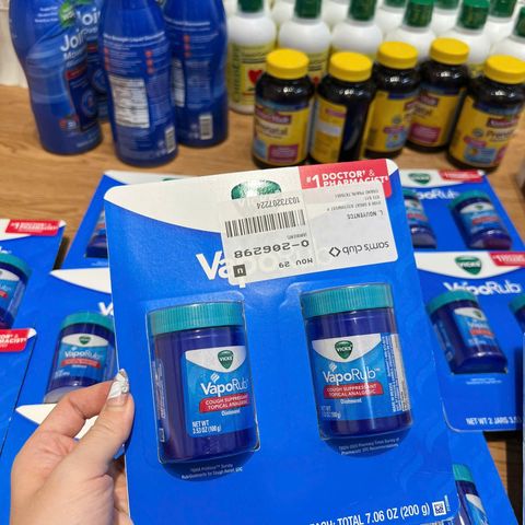 Dầu Bôi Ấm Ngực VICKS VapoRub 100g - Giảm Ho, Nghẹt Mũi, Cảm Lạnh, Dành Cho Trẻ Em Từ 2 Tuổi và Người Lớn