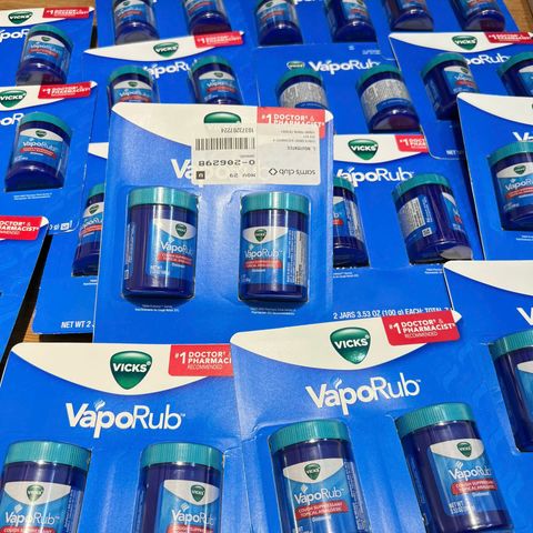 Dầu Bôi Ấm Ngực VICKS VapoRub 100g - Giảm Ho, Nghẹt Mũi, Cảm Lạnh, Dành Cho Trẻ Em Từ 2 Tuổi và Người Lớn