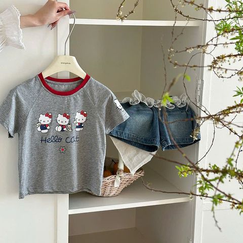 Bộ Đồ Bé Gái Hello Cat Dễ Thương - Áo Thun Tay Ngắn & Quần Jeans Ngắn Phối Ren Xinh Xắn từ 2-8 Tuổi
