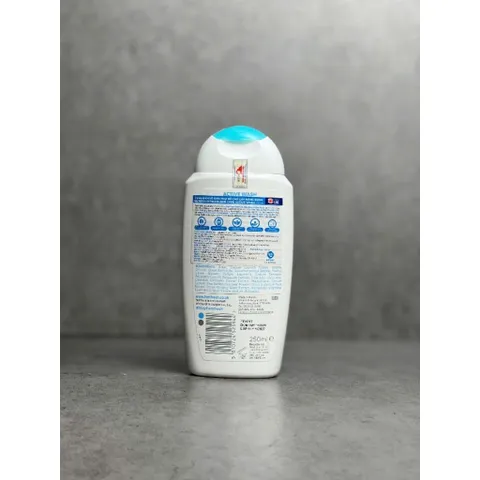 Dung dịch vệ sinh phụ nữ Femfresh Active Wash 250ml - Hàng Anh nhập khẩu, phù hợp cho phụ nữ năng động, không dị ứng, chăm sóc vùng kín tươi trẻ.