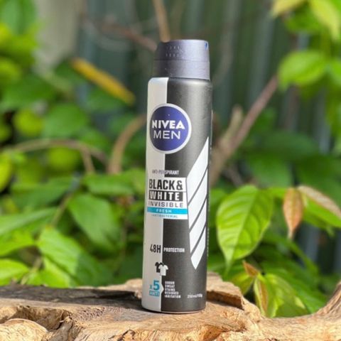 Xịt Khử Mùi Nam Nivea Black & White 250ml - Ngăn Mùi, Giảm Vệt Ố Vàng, An Toàn Cho Da Nhạy Cảm, 48 Giờ Hiệu Quả