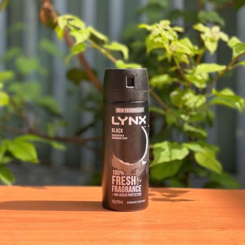 Xịt khử mùi LYNX Black Night 165ml - Hương gia vị và trái cây, ngăn mồ hôi hiệu quả lên đến 48 tiếng, sản phẩm chăm sóc cơ thể nam giới.