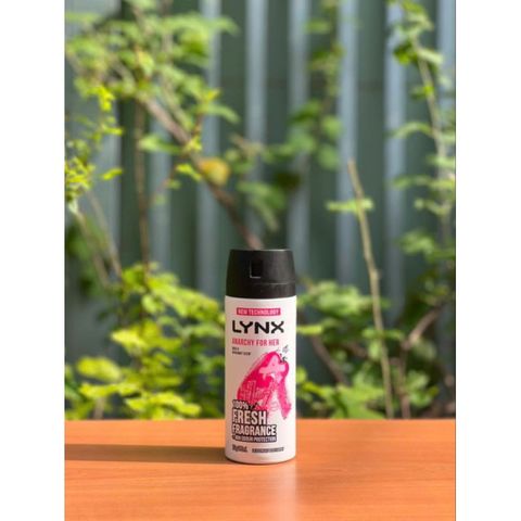 Xịt khử mùi LYNX Black Night 165ml - Hương gia vị và trái cây, ngăn mồ hôi hiệu quả lên đến 48 tiếng, sản phẩm chăm sóc cơ thể nam giới.