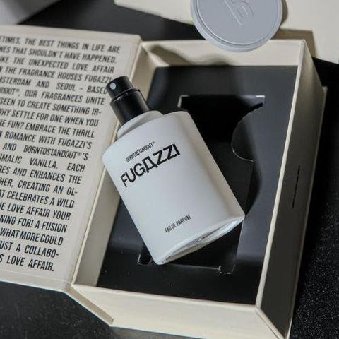 Nước hoa Louis Vuitton FUGAZZI - Hương da thuộc cay nồng, vanilla trầm, cảm giác tối tăm, nghệ sĩ underground, unisex.