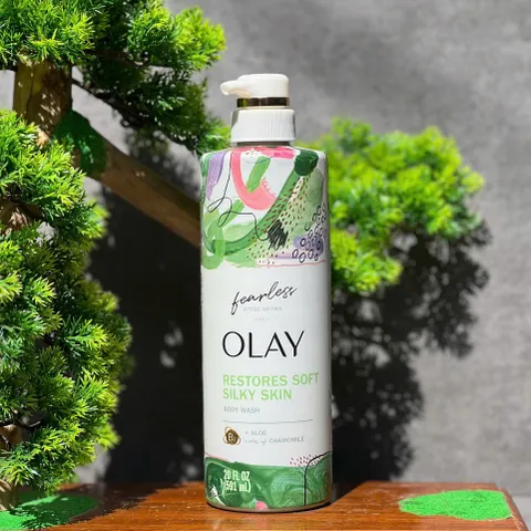 Sữa Tắm Olay Fearless Artist Series - Dưỡng Ẩm Da Mềm Mịn Hương Nha Đam & Hoa Cúc 591ml