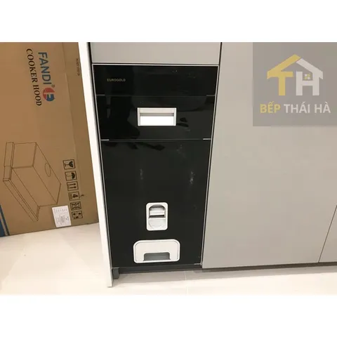 Thùng Gạo EUROGOLD B303 - Thiết Kế Âm Tủ Đen Gương Bóng, Tiết Kiệm Diện Tích, Chế Độ Đong Gạo Chính Xác 150g, Dung Tích 15kg