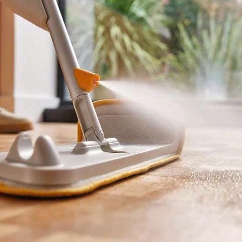 Cây Lau Nhà Phun Sương Joseph Joseph 65004 Cleantech Trắng - Đầu Xoay Đa Năng và Miếng Lau Microfiber Dễ Dàng Giặt Máy