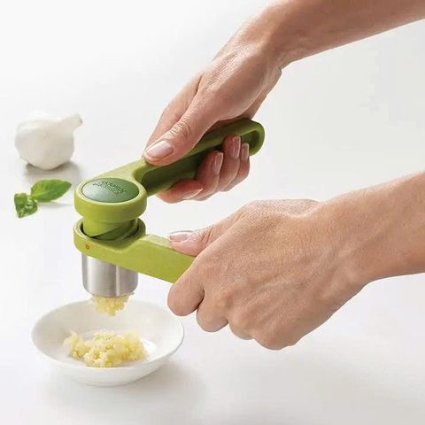 Dụng Cụ Ép Tỏi Joseph Joseph Helix 20102 - Ép Nát Nhiều Tép Tỏi Dễ Dàng, Thiết Kế Tiện Lợi, Chất Liệu Bền Bỉ, Màu Xanh Lá