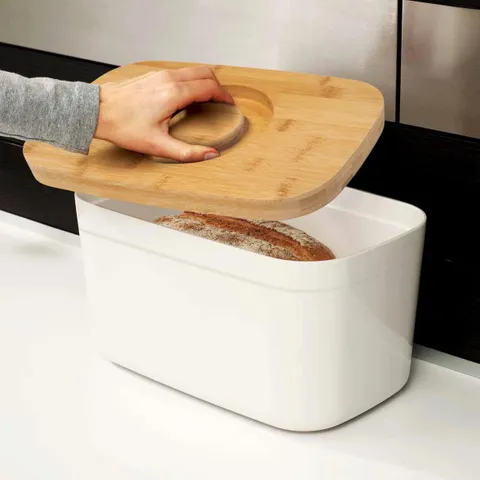 Hộp đựng bánh mì Joseph Joseph 81097 có nắp đậy và thớt tre hai mặt - Giữ bánh tươi ngon và tiện lợi cho gian bếp