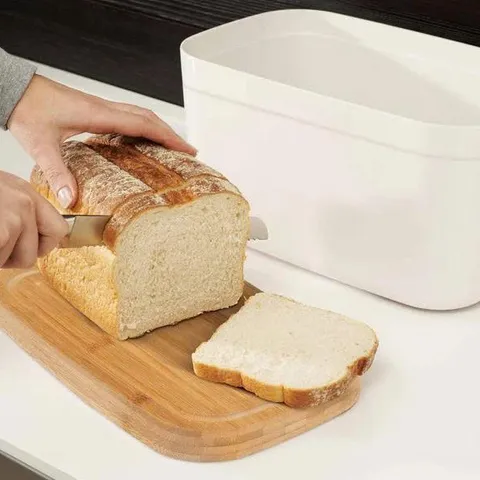 Hộp đựng bánh mì Joseph Joseph 81097 có nắp đậy và thớt tre hai mặt - Giữ bánh tươi ngon và tiện lợi cho gian bếp