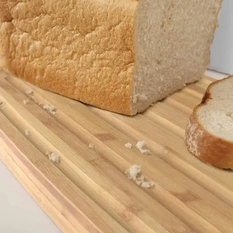 Hộp đựng bánh mì Joseph Joseph 81097 có nắp đậy và thớt tre hai mặt - Giữ bánh tươi ngon và tiện lợi cho gian bếp