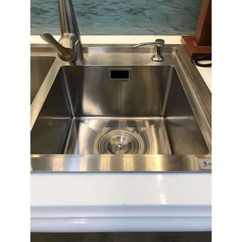 Bình Xà Bông Inox Âm Bàn dùng để đựng xà bông.