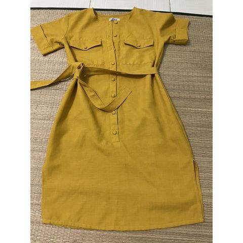 đầm vàng cột dây