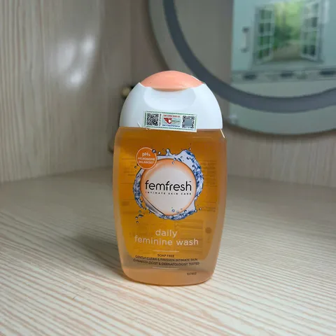 Femfresh Daily Wash 150ml - Dung dịch vệ sinh phụ nữ kháng khuẩn, khử mùi, mềm mại an toàn cho da, không chứa xà phòng.