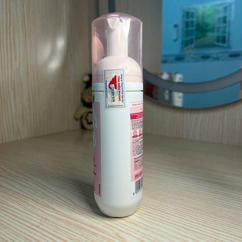 Bọt Vệ Sinh Phụ Nữ Femfresh Với Dầu Shea & Chiết Xuất Sữa Yến Mạch - Chăm Sóc Da Vùng Kín 150ml