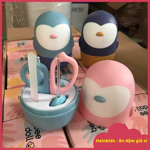 Bộ Dụng Cụ Bấm Móng, Lấy Ráy Tai Có Đèn LED, Kéo Cắt, Nhíp Gắp Gỉ Mũi, Dũa Móng Cho Bé 5 Chi Tiết Kèm Hộp Chim Cánh Cụt