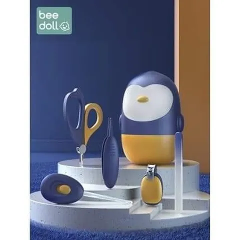 Bộ Dụng Cụ Bấm Móng, Lấy Ráy Tai Có Đèn LED, Kéo Cắt, Nhíp Gắp Gỉ Mũi, Dũa Móng Cho Bé 5 Chi Tiết Kèm Hộp Chim Cánh Cụt
