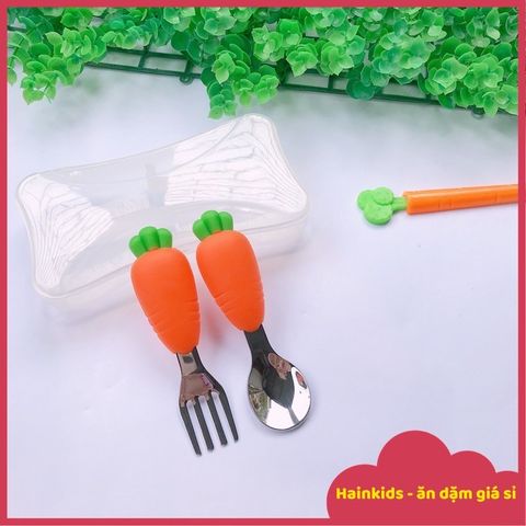 Bộ Thìa Nĩa Inox Cao Cấp Cho Bé Tập Xúc An Toàn - Tay Cầm Silicone Chống Trượt, Kèm Hộp Đựng Vệ Sinh Hình Đáng Yêu
