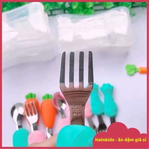 Bộ Thìa Nĩa Inox Cao Cấp Cho Bé Tập Xúc An Toàn - Tay Cầm Silicone Chống Trượt, Kèm Hộp Đựng Vệ Sinh Hình Đáng Yêu