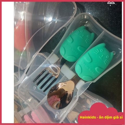 Bộ Thìa Nĩa Inox Cao Cấp Cho Bé Tập Xúc An Toàn - Tay Cầm Silicone Chống Trượt, Kèm Hộp Đựng Vệ Sinh Hình Đáng Yêu