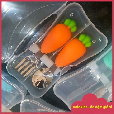 Bộ Thìa Nĩa Inox Cao Cấp Cho Bé Tập Xúc An Toàn - Tay Cầm Silicone Chống Trượt, Kèm Hộp Đựng Vệ Sinh Hình Đáng Yêu