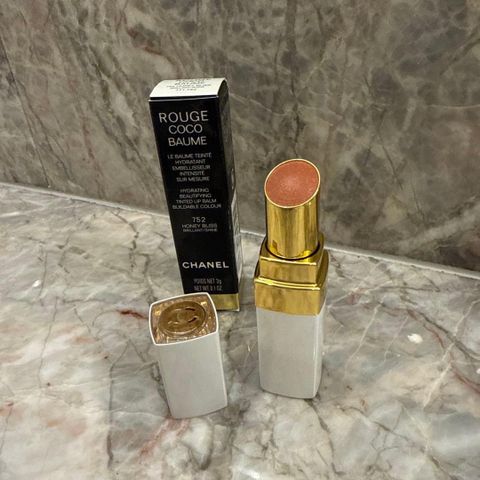 Son Dưỡng Chanel Rouge Coco Baume 752 Honey Bliss - Chăm Sóc Môi Ẩm Mượt, Màu Nâu Đào Tự Nhiên, Chính Hãng từ Chanel