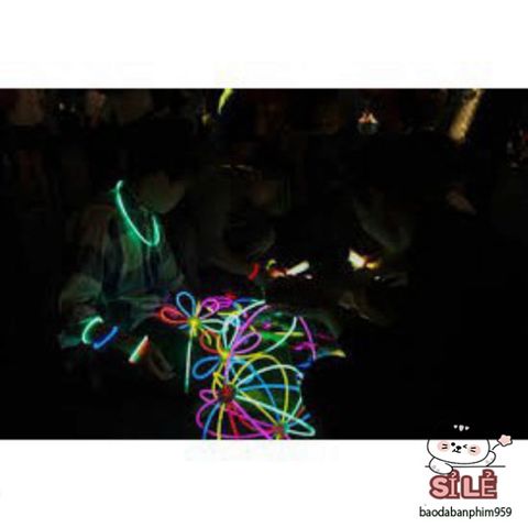 Hộp 100 Que Phát Sáng Dạ Quang K28 - Dụng Cụ Sáng Tạo Festival, Trang Trí Tiệc Tùng, Đồ Chơi An Toàn Cho Trẻ Em